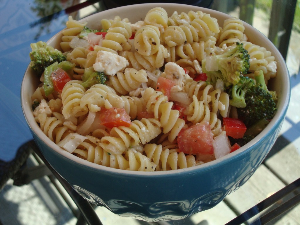 spiral-pasta-salad-with-feta-and-balsamic-vinigarette-cat-can-cook